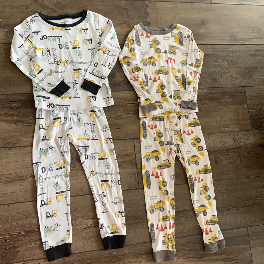 Bundle of two 5t Carter’s pjs